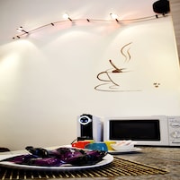 Full-size fridge, microwave, oven, stovetop