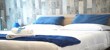 Cubrecamas, minibar, decoración personalizada y muebles diferentes 