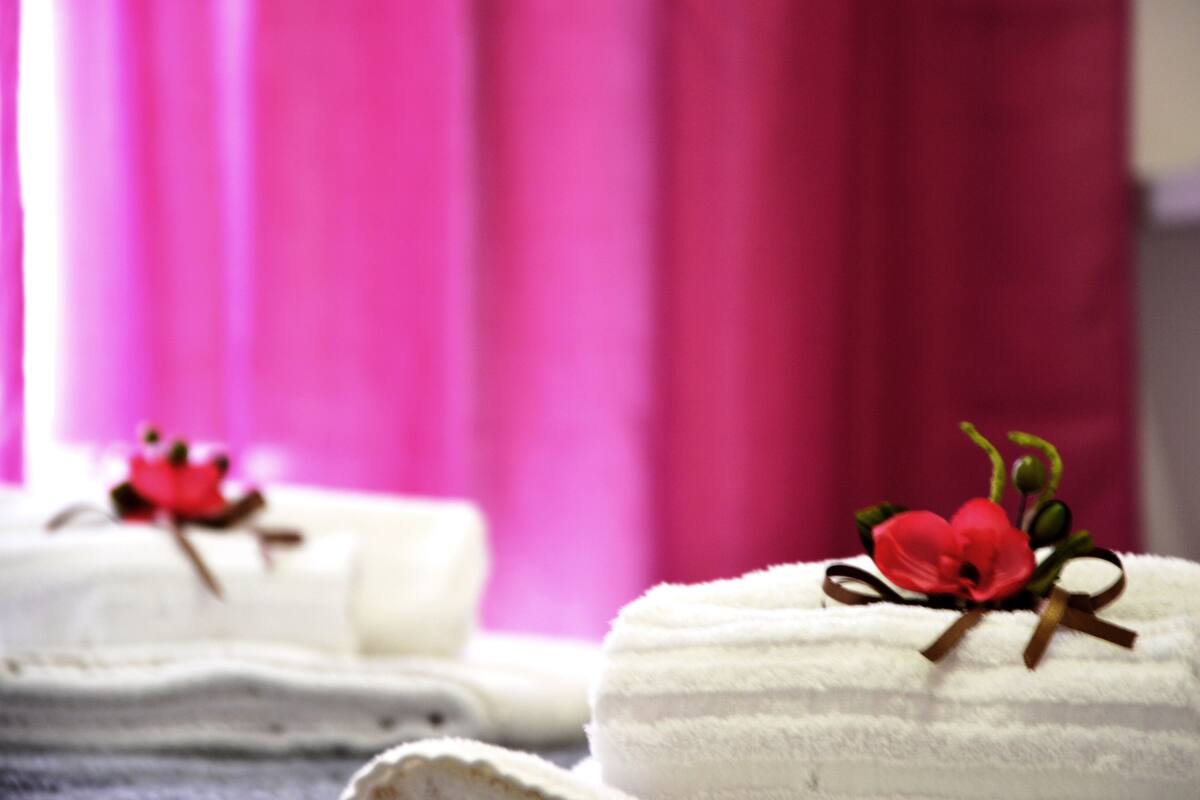 ห้องดีไซน์ดับเบิล, ระเบียง, วิวเมือง (Orchidea - Private external bathroom) | ผ้านวมขนเป็ด, มินิบาร์, โต๊ะทำงาน, Wi-Fi