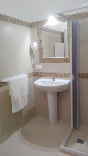 Regadera, secadora de cabello, bidet, jabón 