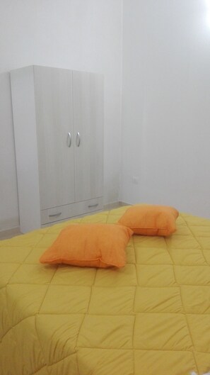 1 chambre, fer et planche à repasser, draps fournis