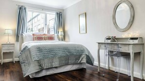 2 bedrooms, iron/ironing board, internet