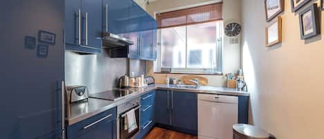 Geschirrspüler, Wasserkocher mit Kaffee-/Teezubehör