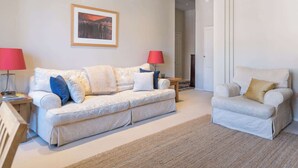 TV - Inviting 2BD Victorian Flat, Near Hampstead (London)