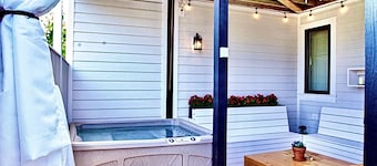 Luxe Retreat w/HT-Sauna Deck, King Suites&DT Charm