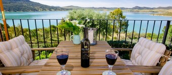 Refurbished holiday apartments with large terrace and panoramic view of the lake