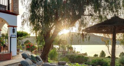Refurbished holiday apartments with large terrace and panoramic view of the lake