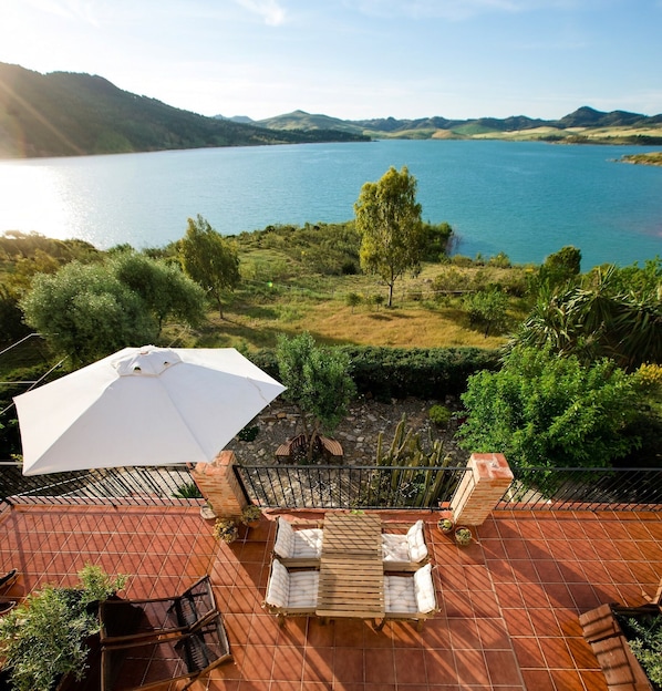 Terrace/patio - Refurbished holiday apartments with large terrace and panoramic view of the lake (Malaga)