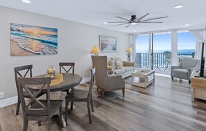 TV connectée, lecteur de DVD, livres