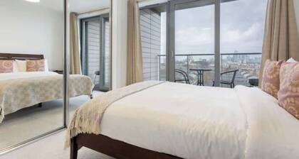Chic 1BD Retreat with City Views near Canary Wharf