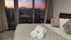 1 bedroom, iron/ironing board, Internet, bed sheets - Stunning 1-Bed Apt with Balcony with great views (London)