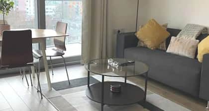 Chic 1BD Retreat with City Views near Canary Wharf