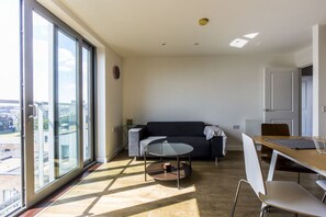 TV, stereo - Stunning 1-Bed Apt with Balcony with great views (London)