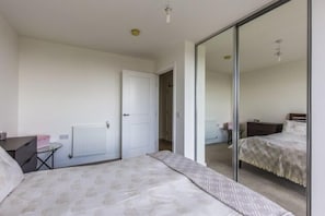 1 bedroom, iron/ironing board, internet, bed sheets