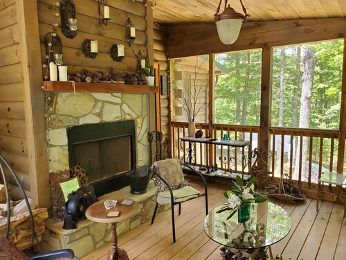Cozy Cabin on 11 acres with Lake/Mtn. Views.
