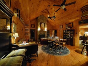 Smart-TV, Kamin, Bücher, Musikbibliothek