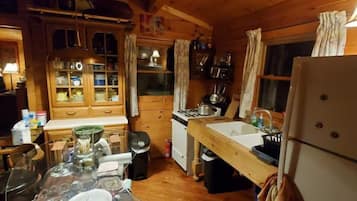 Fridge, oven, stovetop, coffee/tea maker