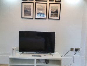 Apartment | Living area | 30-inch TV with digital channels