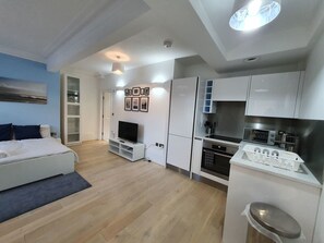 A modern apartment with a bedroom, living area, and kitchenette. - Lux Kings RD City Centre Studio Apartment Reading (Reading)