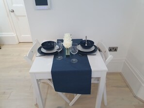 Apartment | Private kitchen | Fridge, microwave, oven, stovetop - Lux Kings RD City Centre Studio Apartment Reading (Reading)