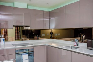 Coffee/tea maker, fridge, microwave, oven