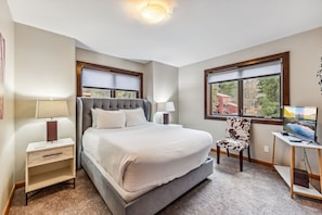 3 bedrooms, desk, iron/ironing board, WiFi - Broken Lance Chalet- Hot Tub & Near Downtown Breck (Breckenridge)