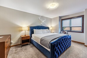 3 bedrooms, desk, iron/ironing board, WiFi - Broken Lance Chalet- Hot Tub & Near Downtown Breck (Breckenridge)