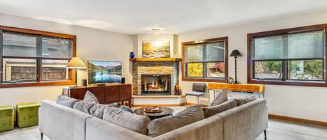 TV, peis, DVD-spiller og kontorer