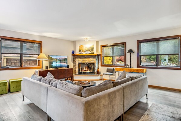 Televisión, chimenea, reproductor de DVD y oficina 