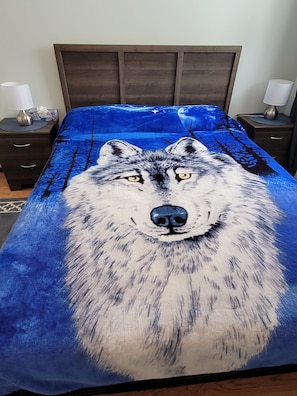 3 bedrooms, desk, iron/ironing board, free WiFi - Motherlode Manor 3 ~ Home in the Wilderness City (Whitehorse)