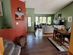 Smart-tv, een open haard, een dvd-speler en boeken