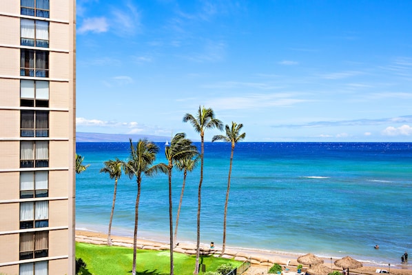 En la playa y toallas de playa 