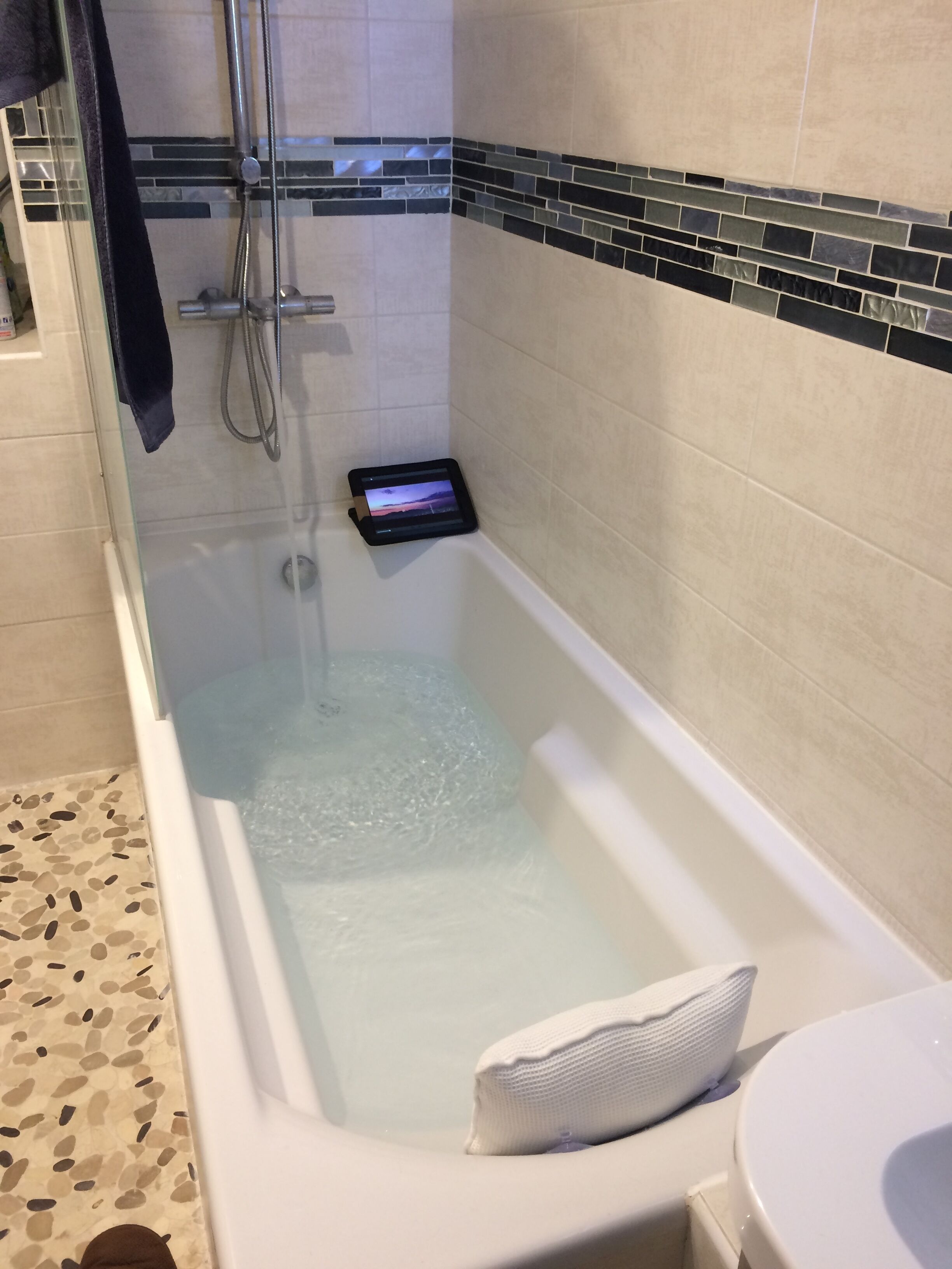 Baignoire, sèche-cheveux, serviettes fournies, savon