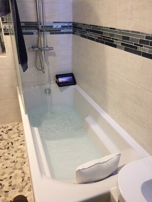 Baignoire, sèche-cheveux, serviettes fournies, savon