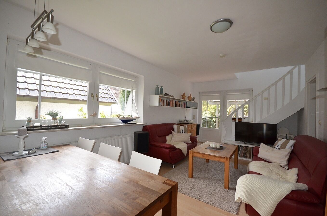 Fernseher, Kamin, DVD-Player, Bücher