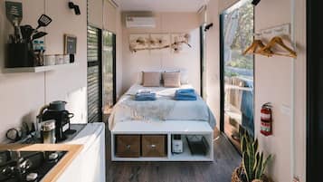 1 bedroom, bed sheets