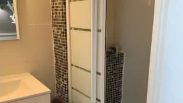 Douche, sĂšche-cheveux, serviettes fournies, savon