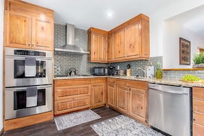 Fridge, microwave, oven, stovetop - Stunning Custom Ranch in Central Roswell (Roswell)