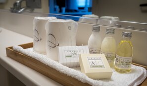 Baðker með sturtu, snyrtivörur frá þekktum framleiðendum, hárblásari