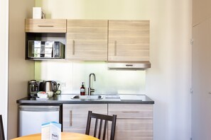 Kühlschrank, Mikrowelle, Wasserkocher mit Kaffee-/Teezubehör, Toaster