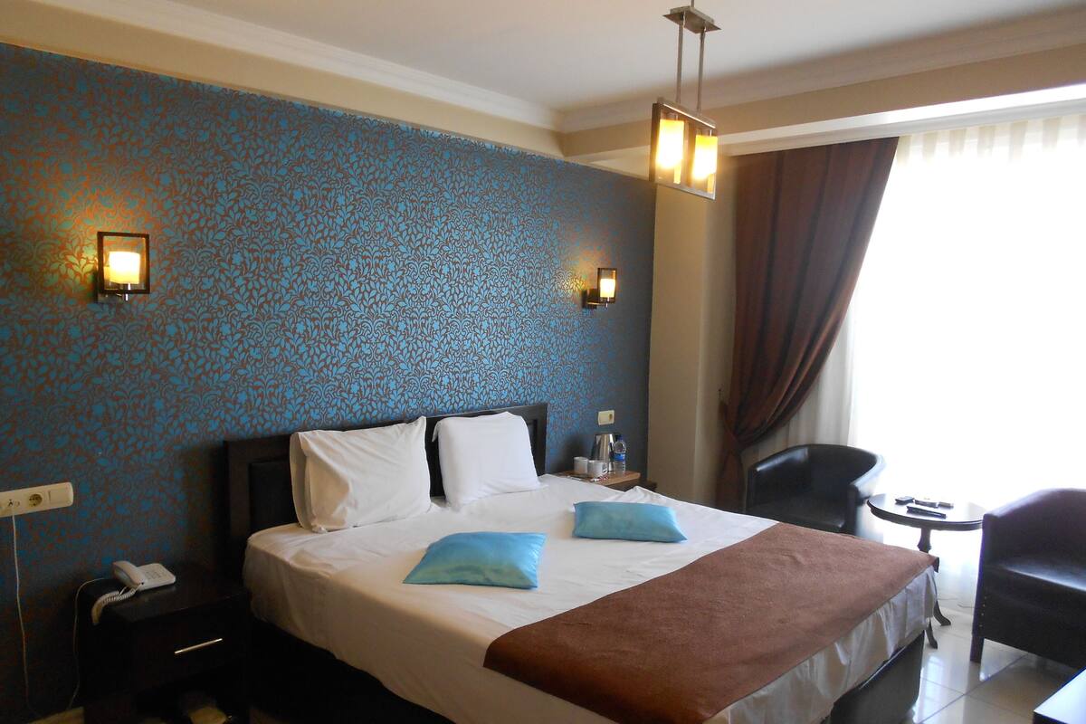 Minibar, free WiFi, bed sheets