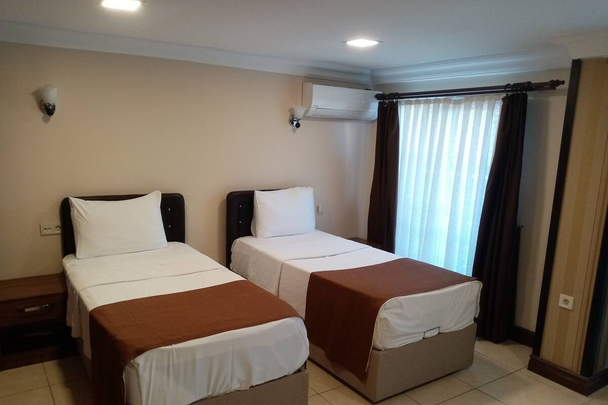 Minibar, free WiFi, bed sheets