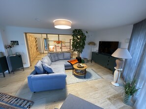 Fernseher, BĂŒcher, Stereoanlage