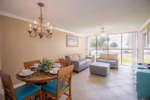 Fladskærms-tv, pejs, stereoanlæg