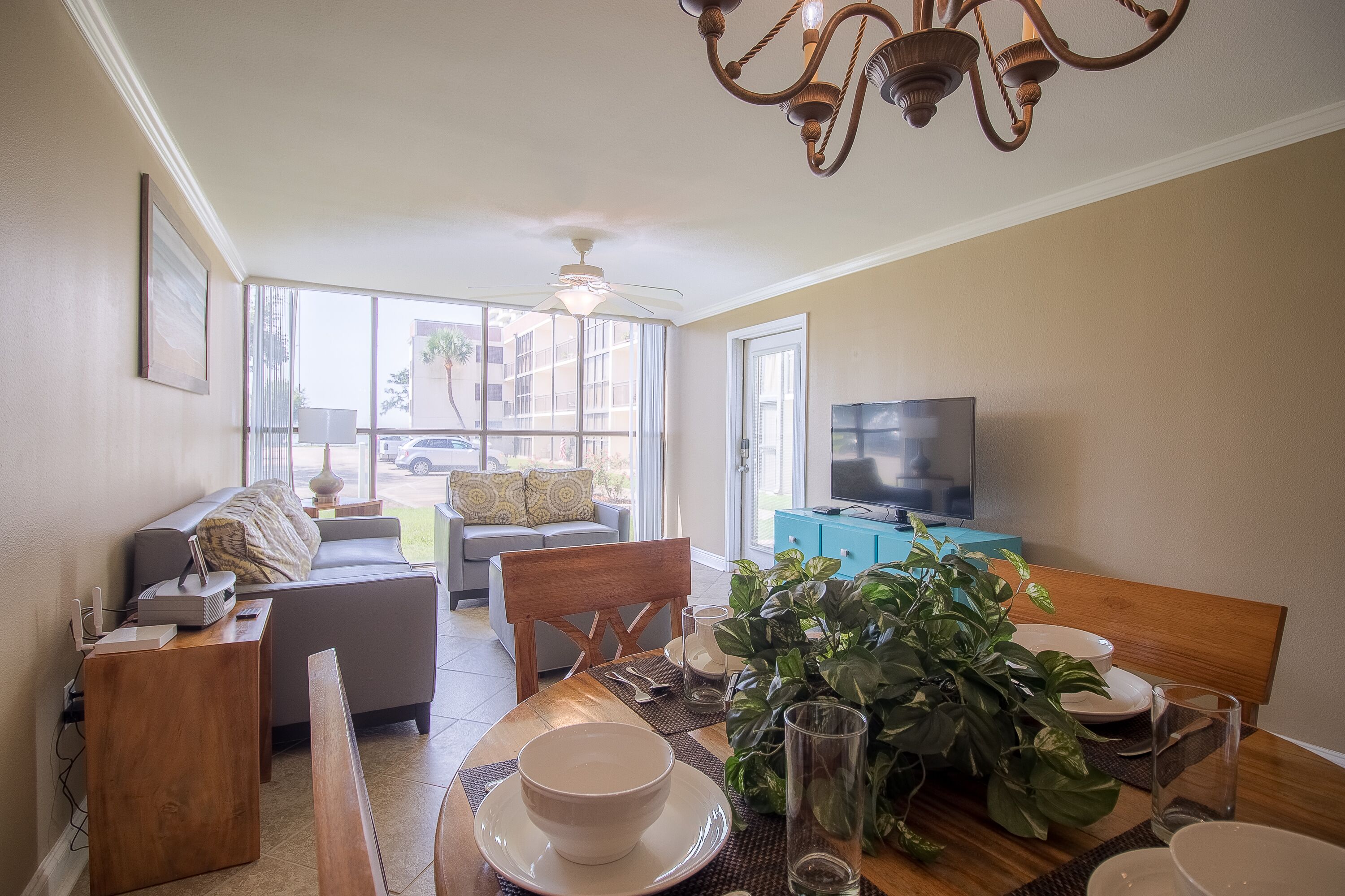 Télévision à écran plat, cheminée, chaîne hi-fi