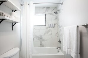 Ensemble douche/baignoire, sèche-cheveux, serviettes fournies