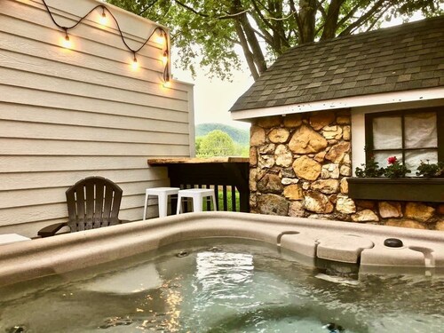 Romantic Hideaway w/Private HT, King Ste~DT Charm