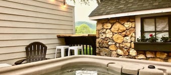 Romantic Hideaway w/Private HT, King Ste~DT Charm