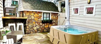 Romantic Hideaway w/Private HT, King Ste~DT Charm