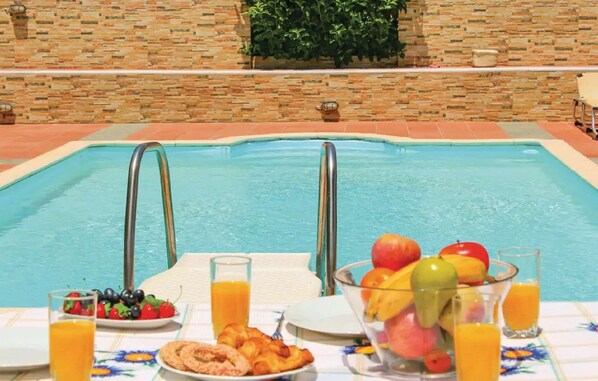 حمّام سباحة خارجي